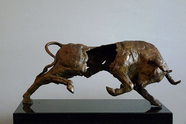 Forza-kracht is een bronzen beeld van een stier.| bronzen beelden en tuinbeelden van Jeanette Jansen |